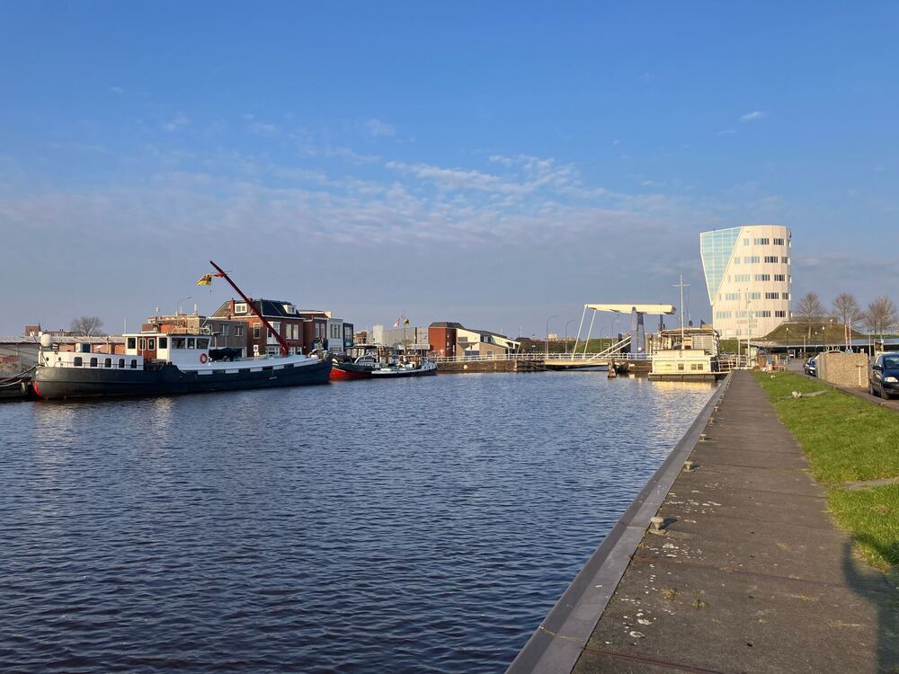 Schepen afgemeerd langs de kade in de haven van Delfzijl, met een wandelkade langs het water