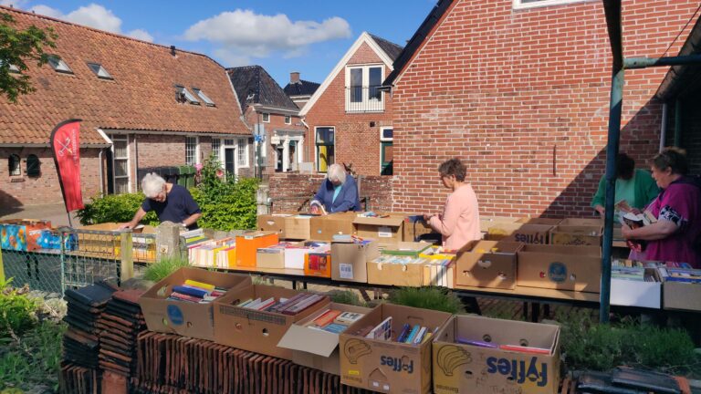Boeken- en schijfjesmarkt — markt-eten in Delfzijl