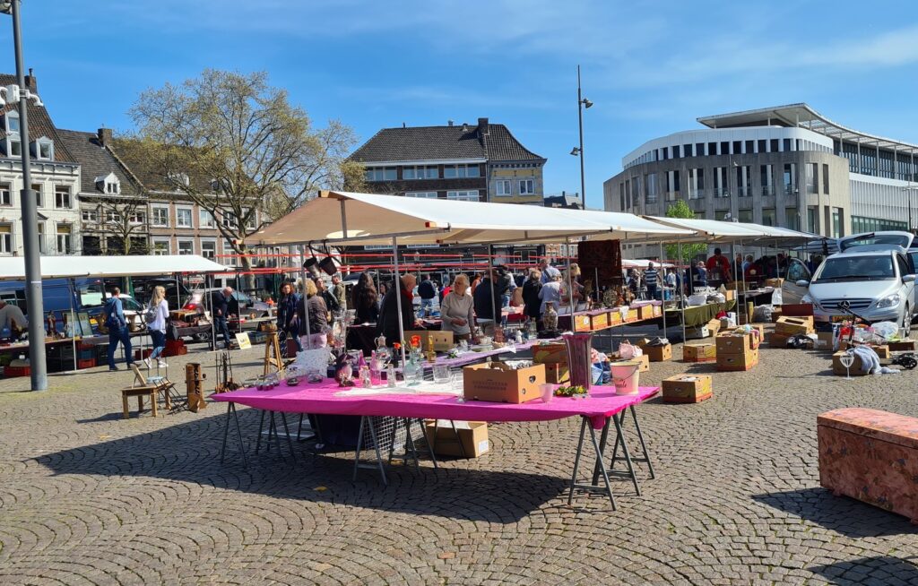 Boeken- en schijfjesmarkt in Delfzijl